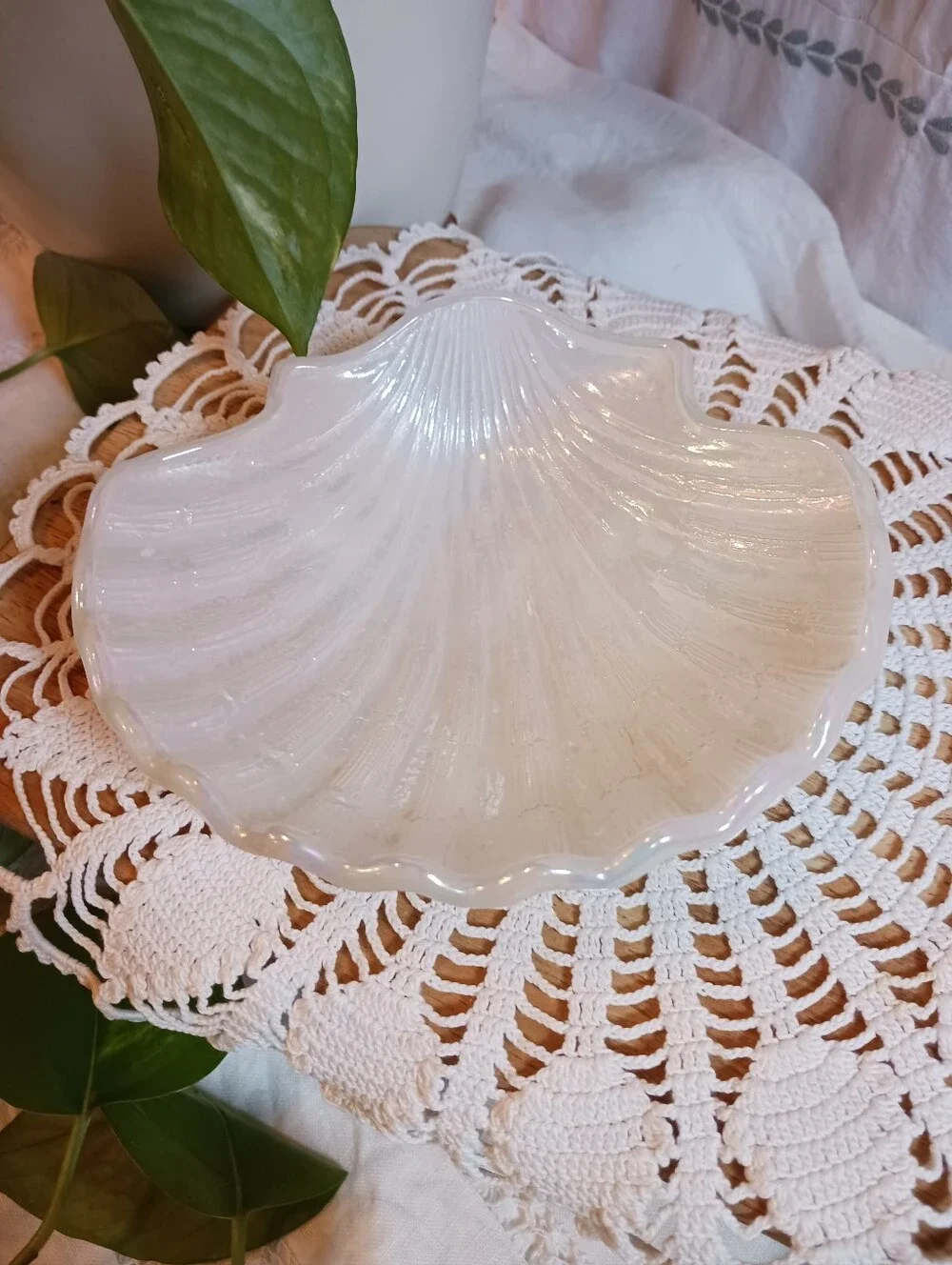 Vintage Avon 70s Gift Of The Sea Iridescent Footed Soap Dish Sea Shell USA